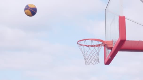 Lanzar una pelota de baloncesto en la cesta . — Vídeos de Stock