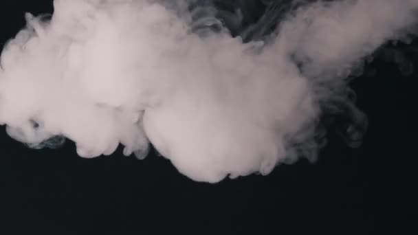 Exala fumaça e fumaça cai lentamente — Vídeo de Stock