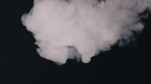 Atmet Rauch aus und Rauch fällt langsam herunter — Stockvideo