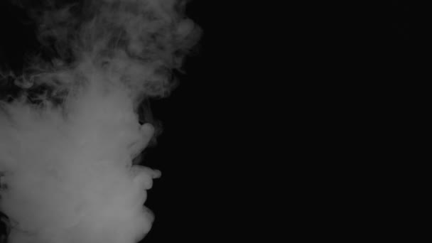 Espira fumo e il fumo lentamente cade — Video Stock