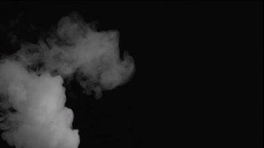 Dumanı soluyor ve duman yavaşça düşüyor.