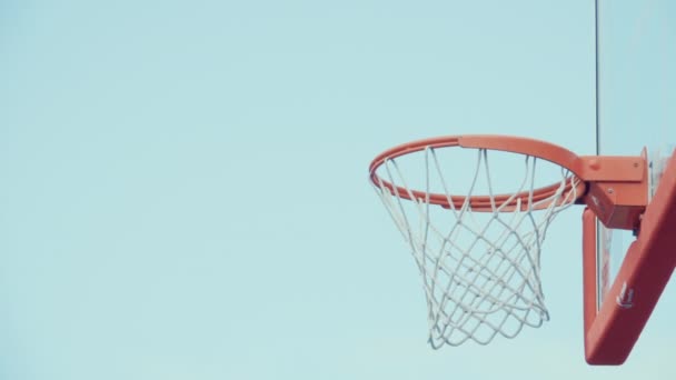把篮球扔进篮里. — 图库视频影像