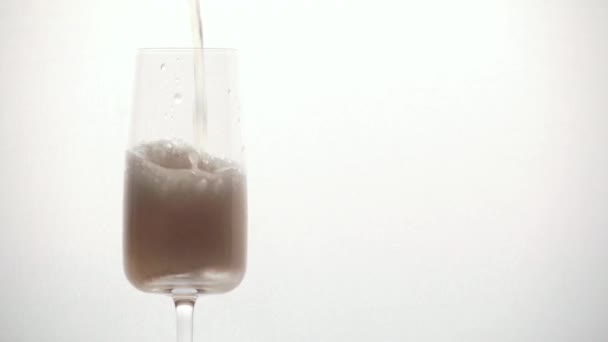 Verse du champagne dans un verre gros plan — Video