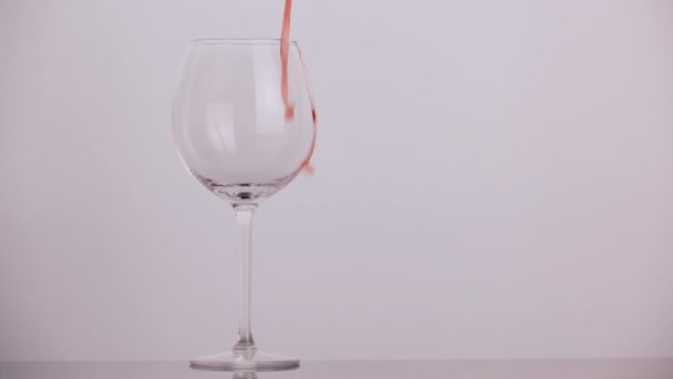 Наливает вино в бокал в замедленной съемке — стоковое видео