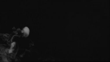 Dumanı soluyor ve duman yavaşça düşüyor.