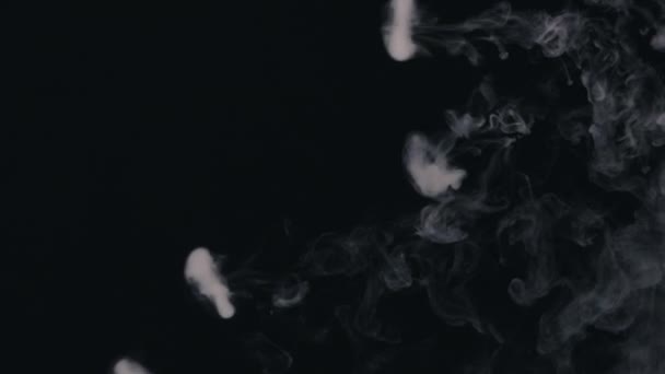 Выдыхает дым и дым медленно падает — стоковое видео