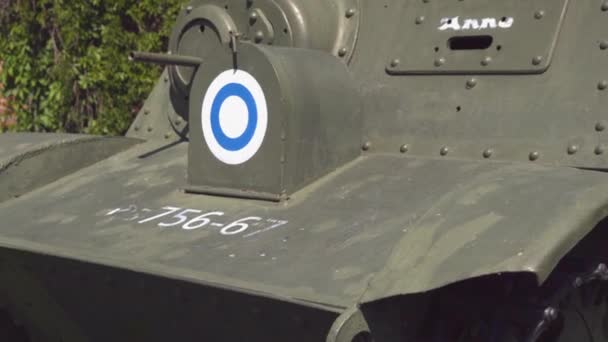 Старый военный танк на травянистой стороне музея — стоковое видео