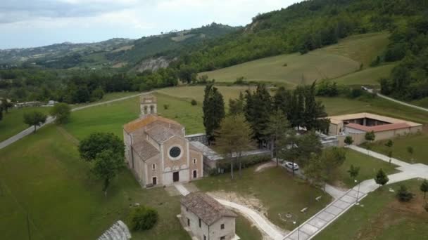 Aerial shot of the church in the middle of the hill — Stock Video