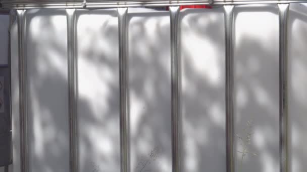 Duże białe pojemniki z płynami po stronie ulicy — Wideo stockowe