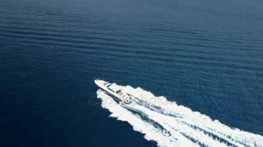 Denizin ortasında bir hız tekne