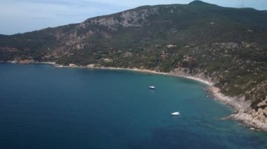 Mavi okyanus ve dağ hava atış