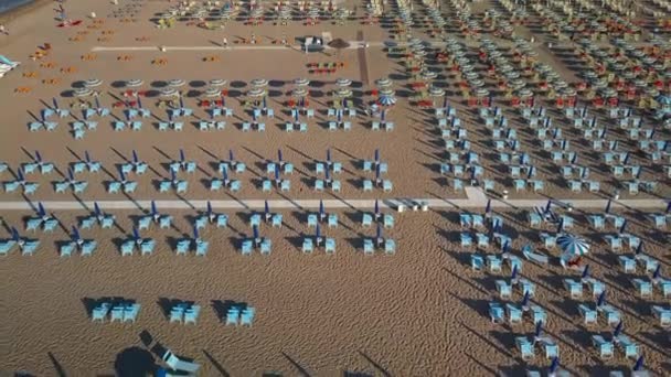 As centenas de cadeiras de praia na costa de Rimini — Vídeo de Stock