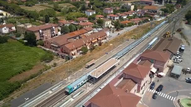 Il lungo treno che viaggia sul binario — Video Stock