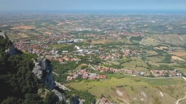 Küçük evler ve San Marino dağlar manzarayı