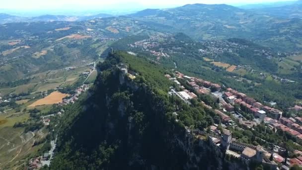 Casas y apartamentos en la ladera de la montaña de San Marino — Vídeo de stock