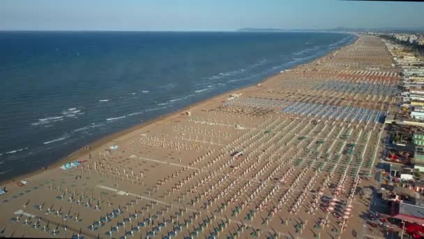 Het brede kust strand in Rimini Italië — Stockvideo