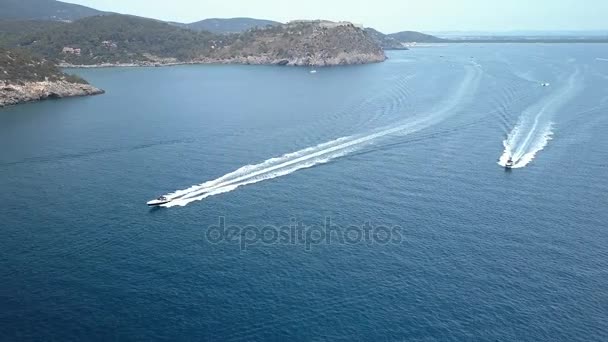 Monte Argentario büyük okyanusta üzerinde seyir iki hız tekne — Stok video