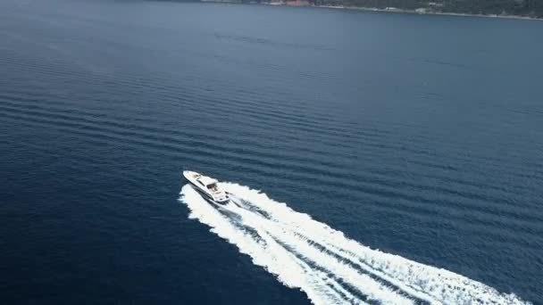 La vitesse rapide bateau de vitesse blanc sur l'océan 