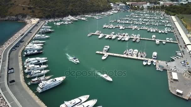 Des centaines de voiliers blancs accostent sur le port de Monte Argentario — Video