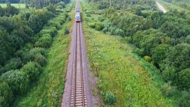 Uma antena de um trem laranja a vapor — Vídeo de Stock