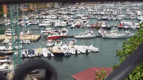 モンテ アルジェンターリオにポートにドッキングするヨットの数百 — ストック動画