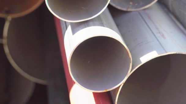 El montón de tubos de metal en la carretera — Vídeo de stock