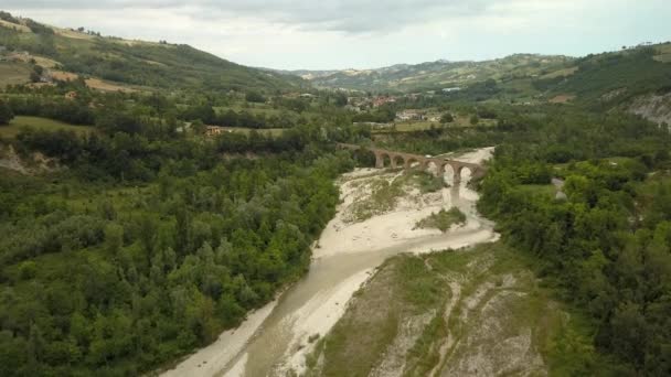 Das weiße Kalksteingebiet im Gebirge Italiens — Stockvideo