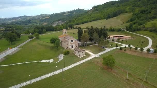 Взгляд с воздуха на старую церковь в Италии — стоковое видео