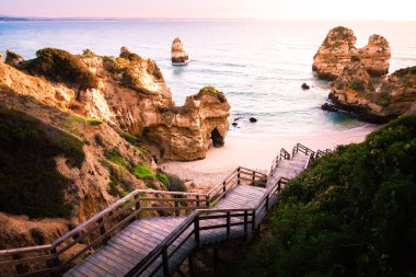Lagos, Algarve, Portekiz plajları üzerinde bir gündoğumu çarpıcı