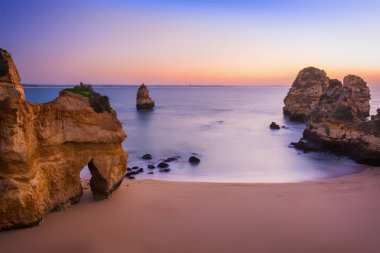 Lagos, Algarve, Portekiz plajları üzerinde bir gündoğumu çarpıcı