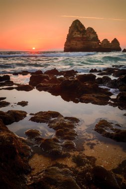 Lagos, Algarve, Portekiz plajları üzerinde bir gündoğumu çarpıcı