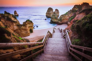 Lagos, Algarve, Portekiz plajları üzerinde bir gündoğumu çarpıcı