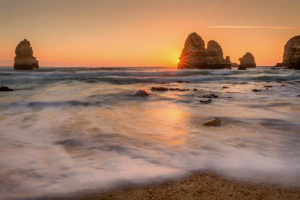 令人惊叹的拉各斯，阿尔加维，葡萄牙的海滩上的日出 — 图库照片