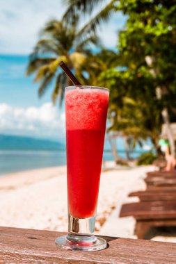 Tayland bir plajda karpuz sallamak