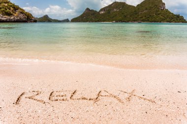 Tayland izole bir tropik adada bir kum üzerinde yazılı Word sakin ol