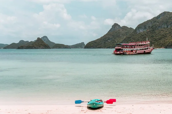 Kayak en una isla desierta en Tailandia — Foto de Stock