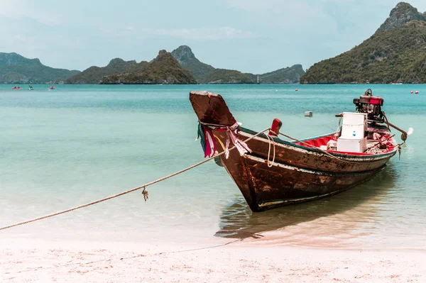 Hermoso bote de cola larga en una playa paradisíaca aislada en Tailandia — Foto de Stock