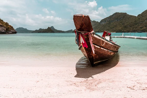 Hermoso bote de cola larga en una playa paradisíaca aislada en Tailandia — Foto de Stock