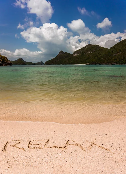 Relájese escrito en una arena en una isla tropical aislada en Tailandia — Foto de Stock