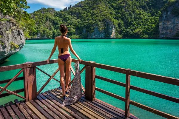 Krásný model hubená dívka v Emerald Lake v Thajsku — Stock fotografie