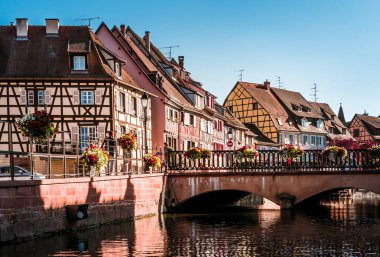 Alsace il Fransa güneşli bir yaz güzel Colmar şehir