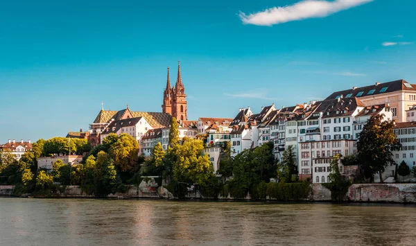 Prachtig panoramisch uitzicht van Basel stad in Zwitserland — Stockfoto