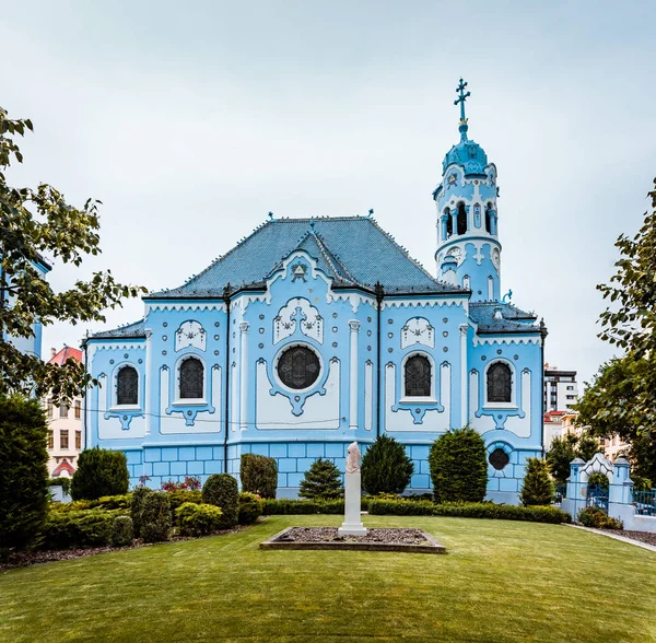 Красивая голубая церковь в Братиславе, Словакия — стоковое фото