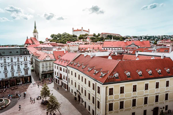 Tarihi merkezi Bratislava Slovakya üzerinden güzel panoramik görünüm — Stok fotoğraf