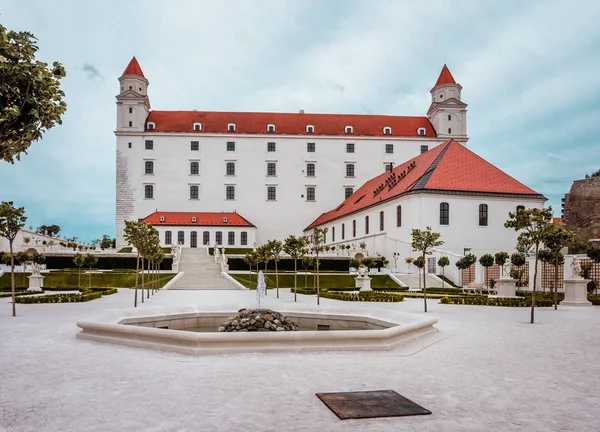 Красивый вид на Братиславский замок в Словакии — стоковое фото