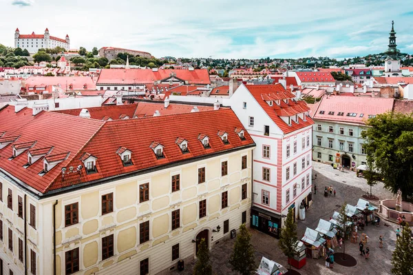 Красивый панорамный вид на исторический центр Братиславы в Словакии — стоковое фото