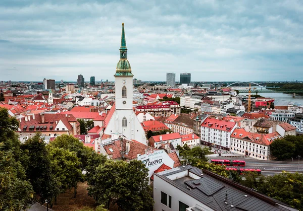 Красивый панорамный вид на исторический центр Братиславы в Словакии — стоковое фото