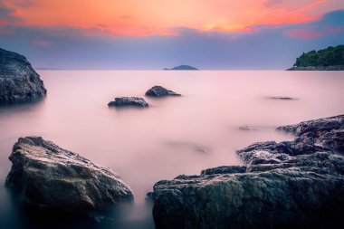Çarpıcı güzel uzun pozlama görünümünü Sithonia Chalkidiki Yunanistan günbatımı gökyüzü ve deniz