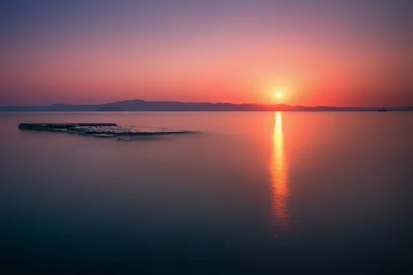 Hermoso amanecer vivo y colorido impresionante en Pefkochori Village en Chalkidiki Grecia, fotografía de paisajes marinos de larga exposición . — Foto de Stock