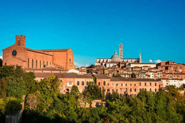 Paesaggio di Siena, un bellissimo borgo medievale in Toscana con vista sul Duomo e sul Campanile di Siena — Foto Stock